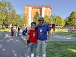 Padre e hijo en el parque de Roces el día del juego