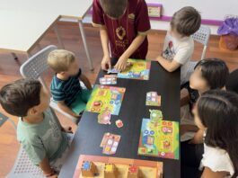 Niños jugando al castillos de arena de Borgoña